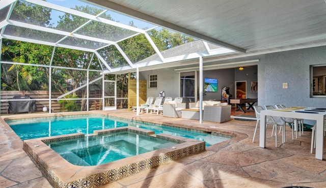 Steps to IMG Golf! Heated Pool, Spa, Game Room!