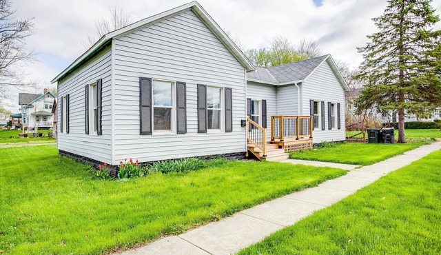 Steps to Journeyman - Cozy Stay - Fast Wi-Fi - Pets OK - Near Lake Michigan