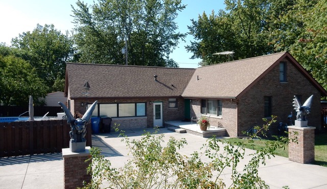 Steps to Lake Erie near Lakeside - Private Hot Tub, Seasonal Pool, Recreation