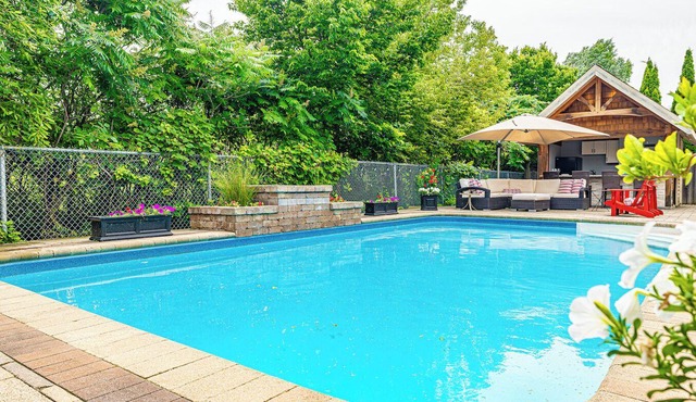 Steps to lake In Barrie w/Pool & hot tub - Perfect for Families!