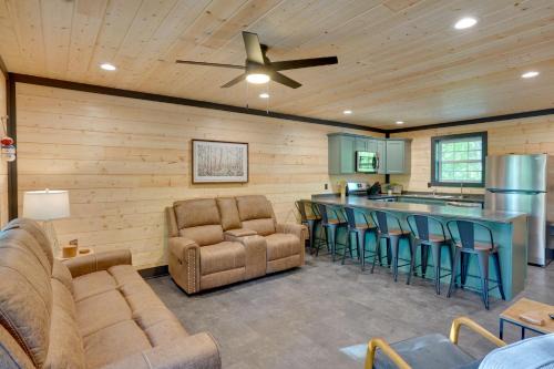Steps to Lake! Pet-Friendly Murray Retreat w/Deck