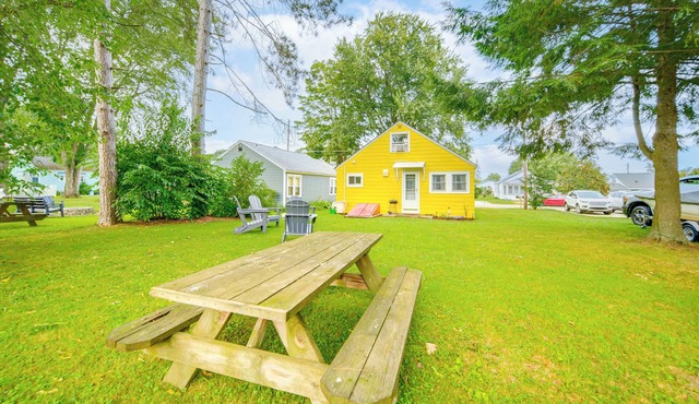 Steps to Lake + Public Boat Ramp: Edinboro Cottage