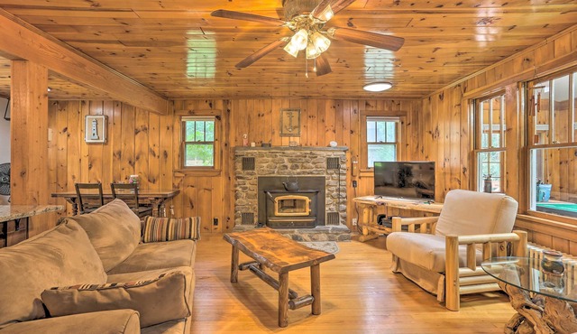 Steps to Lake: Tafton Cottage w/Fire Pit & Grill