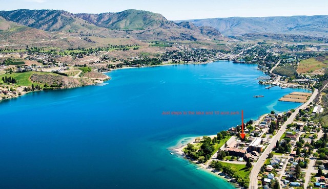 Steps to Lakefront Park. Close to Town, Waterslides, Wineries, and Golf Courses.