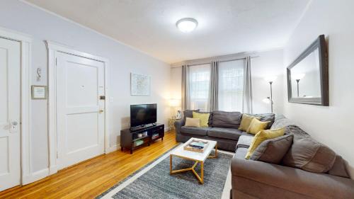 Steps to Longwood Medical,MBTA,Boston,shopping,pkg