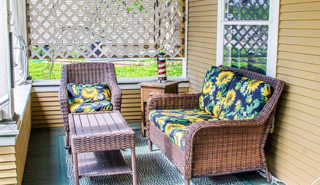 Steps to Main St & Cornell- family fun and sleeps 8!
