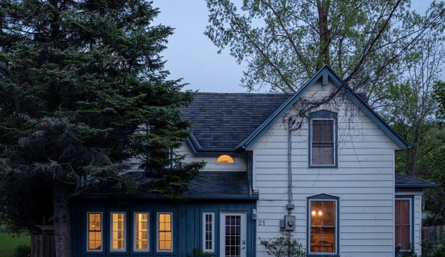 Steps to Main Street, Picton w Sandbanks Pass, Bbq and Large Private Back Yard