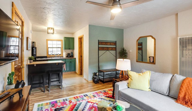 Steps to Main Street! Cozy Red River Getaway