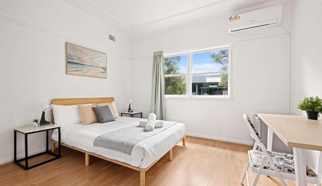 Steps to Mall & Train - Eplore with Ease - Prime Location in Seven Hills - Shared Bathroom