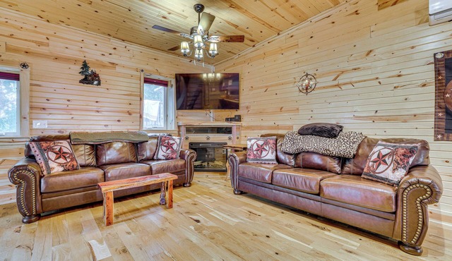 Steps to Marina & Beach: Couple’s Cottage in Pepin