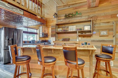 Steps to Marina & Beach: Couple’s Cottage in Pepin