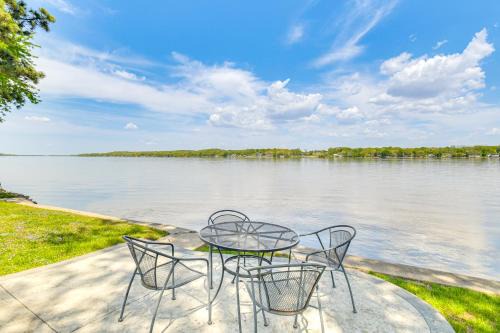 Steps to Mississippi River Cozy Hot Tub Haven!