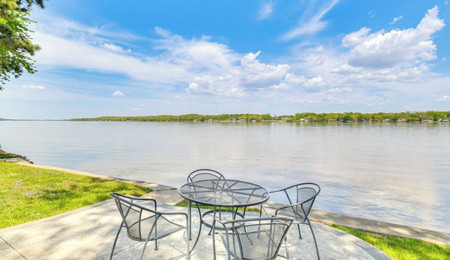 Steps to Mississippi River: Cozy Hot Tub Haven!