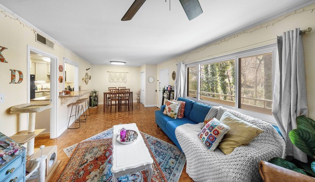 Steps to Neyland & Thompson-Boling: Large 2BR/1bath with parking