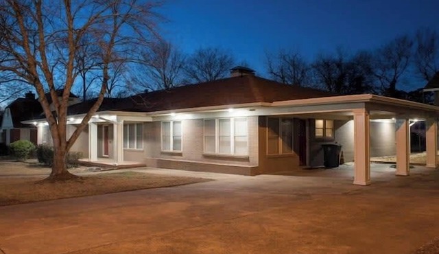 Steps to Oaklawn, minutes to downtown, lakes, more