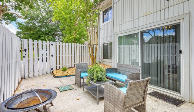 Steps to Park: Dog-Friendly Condo in Conyers!