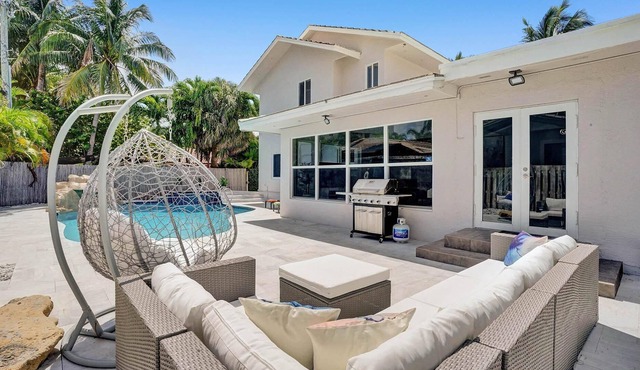 Steps to Private Beach 5 BR Pool and Jacuzzi Dog Friendly