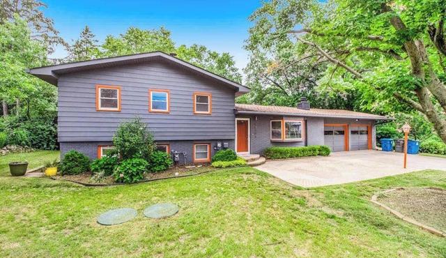 Steps to Ridge Road Beach Renovated Home w/Private Hot Tub, Firepit & Porch