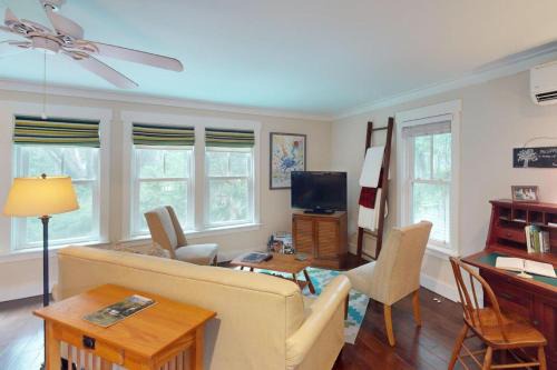 Steps to Riverfront Dtwn Bluffton Studio!