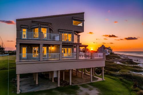 Steps to Sand! Group-Friendly Galveston Beach Home