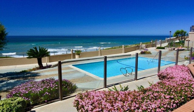 Steps to Sand, Luxury Family Townhome with Central A/C BBQ Crib Resort Amenities