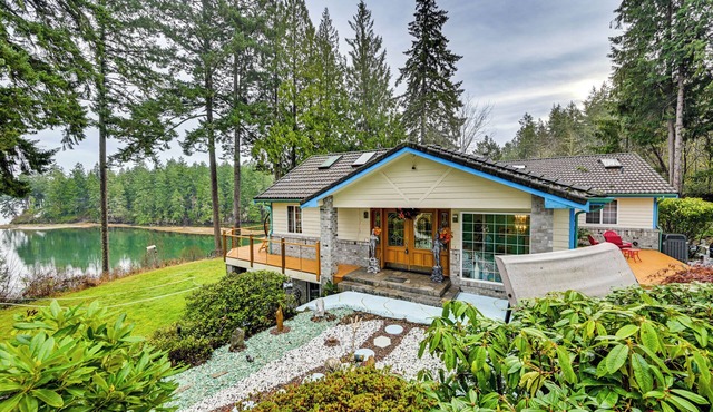 Steps to Shore: Seaside Olympia Retreat w/Hot Tub