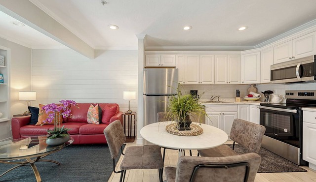 🌷Steps to Siesta Beach, Chic Studio, Pool & Patio