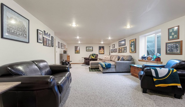 Steps to Stadium-5 bedroom house in Green Bay walkable to football entertainment
