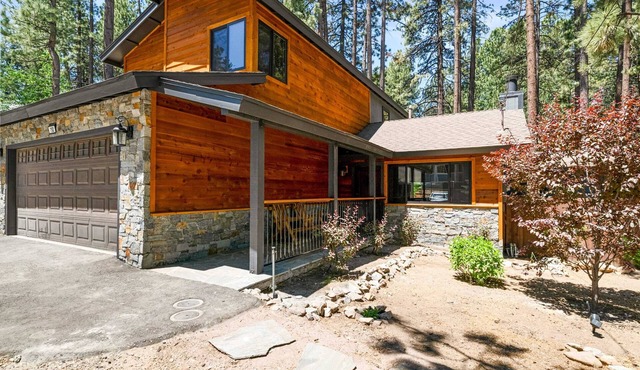 Steps to Summit! Indoor Spa. Fireplace. Nice Deck.