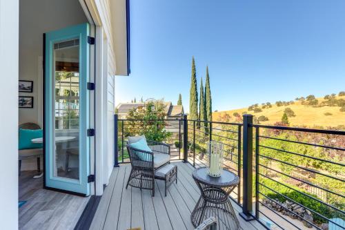 Steps to Sutter Creek Chic Wine Country Cottage