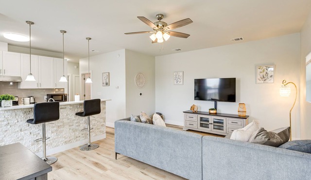 Steps to TCU Campus: Modern Fort Worth Apt