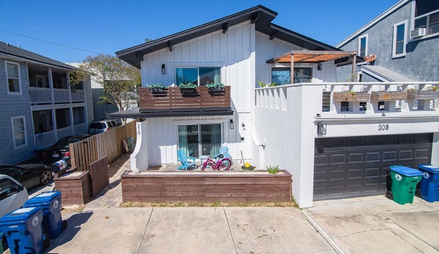 Steps to the beach! A quick bike ride to the Beaches Town Center. Lots to do!