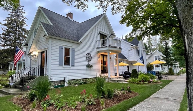 Steps To The Beach & 2 Blocks To Downtown Frankfort - Sleeps 10-11