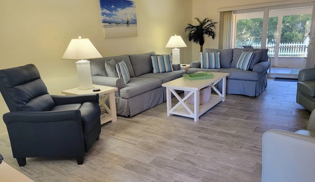 STEPS TO THE BEACH, 2BR/2BA VILLA, CLEAN, QUIET, WIFI, 5-STAR REVIEWS!