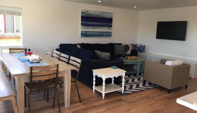 Steps to the beach! Clean, white, crisp+hot tub for a relaxing getaway!