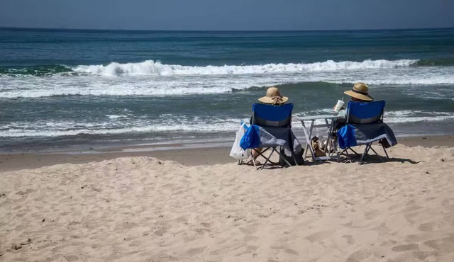 Steps to the Beach + Heated Pool - Walk to Linden Ave. Shops