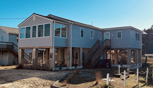 Steps to the Beach. Pet-friendly cottage with a great view of the water!