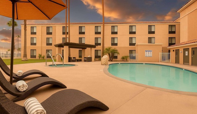 Steps to the Beach | Pool, Gym & Free Breakfast