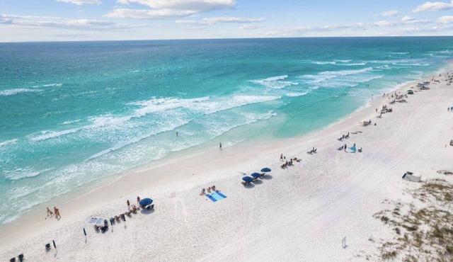 Steps to the beach, Pool, Quiet, Family friendly, Walk to the restaurants