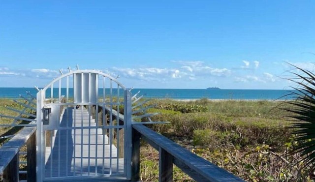 Steps to the Beach-1 BD Condo-Excellent Location!