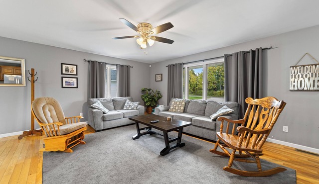 Steps to the beaches of Lake Erie 4BR, 3BA Beautiful House