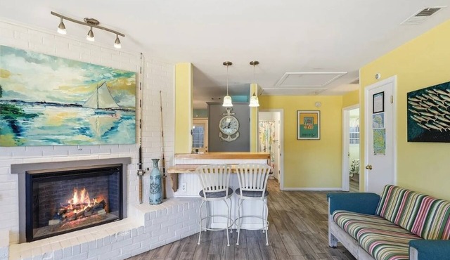 Steps to the Ocean! Family and Dog Friendly North End Cottage w/Rsrv Parking