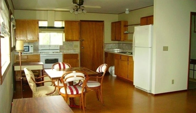 Steps to the Ocean at Manini Beach at Kealakekua Bay! Konakays