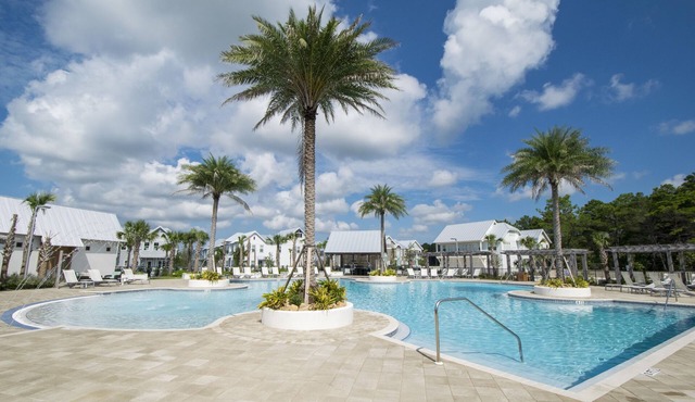 Steps to the Resort Style Pool & Across from The Big Chill + Free Tickets!