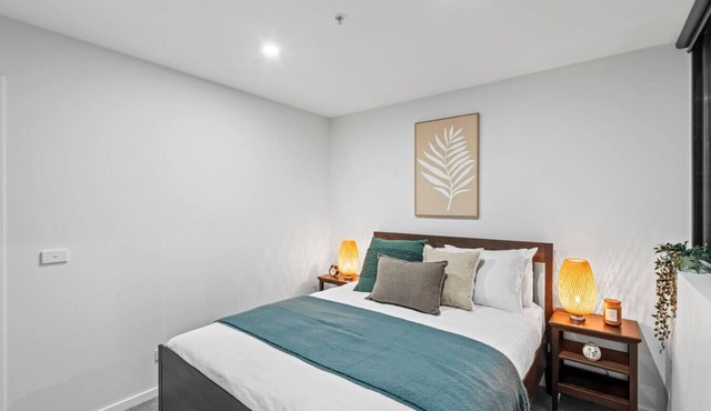 Steps to the River, Minutes to the City