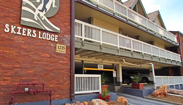 Steps to the Slopes — Charming 1 Bedroom Condo at Skiers Lodge Retreat!