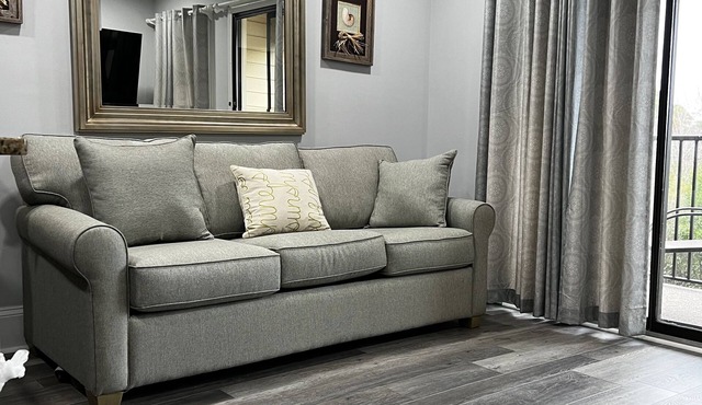 Steps to the beach! Newly Remodeled! New furniture. Avail