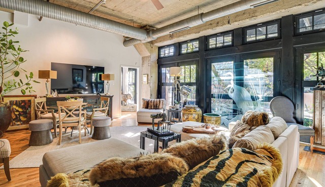 Steps to UIC Campus: Condo w/Community Perks!