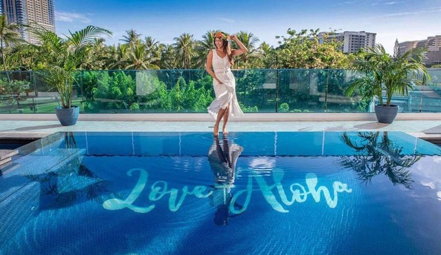 Steps to Waikiki Beach + Infinity Pool. Bar. Gym.