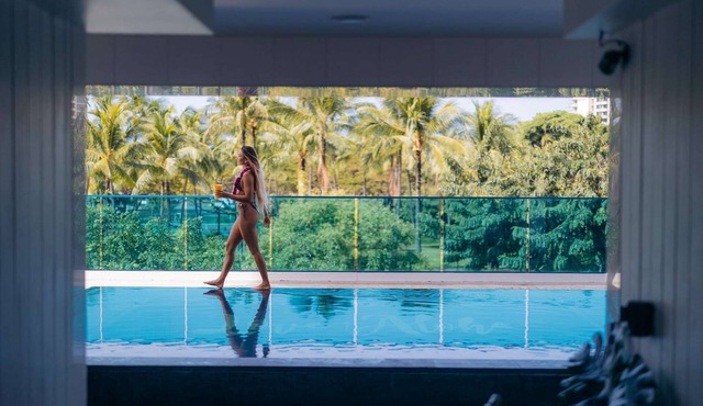 Steps to Waikiki Beach + Infinity Pool. Sauna. Gym